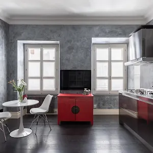 Iflat A Sparkle Of Red In Trastevere Rome